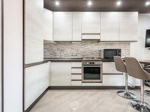 Alba's Apartment - Wifi & Private Parking