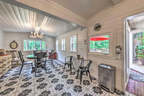 Quaint Riverfront Cabin Walk To Midtown!