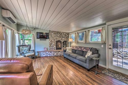 Quaint Riverfront Cabin Walk To Midtown!