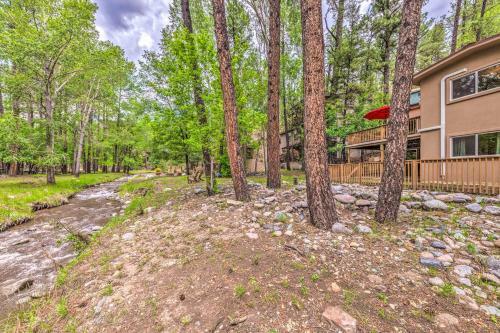 Quaint Riverfront Cabin Walk To Midtown!