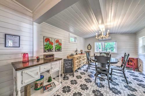 Quaint Riverfront Cabin Walk To Midtown!