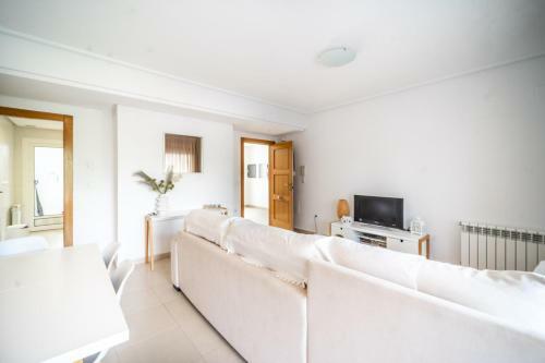 Bright Apartment With Pool Views - Ba811