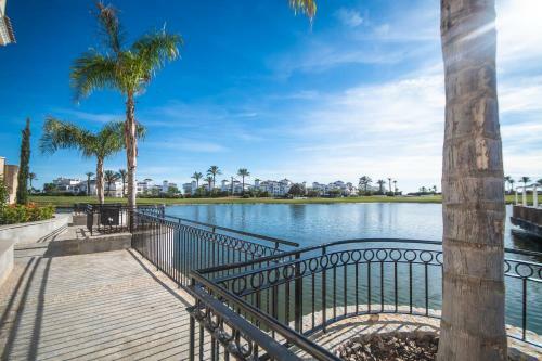Modern Bright Two Bedroom Apartment With Pool Views - Co1022lt