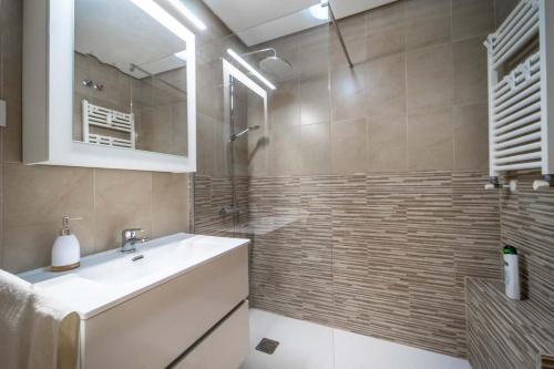 Modern Bright Two Bedroom Apartment With Pool Views - Co1022lt