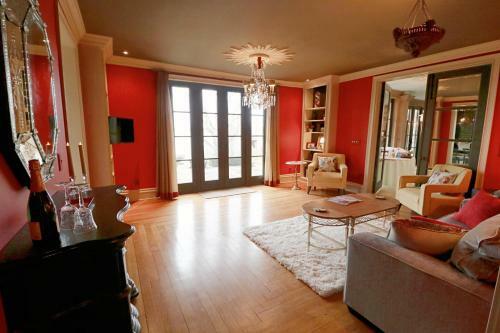 Chateau At Lookout Suite 1 Home