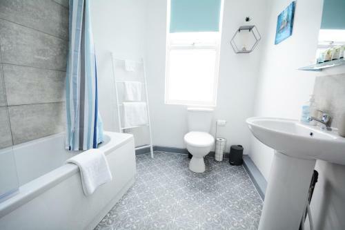 Sherlock House - Stylish Home Sleeping Up To 6