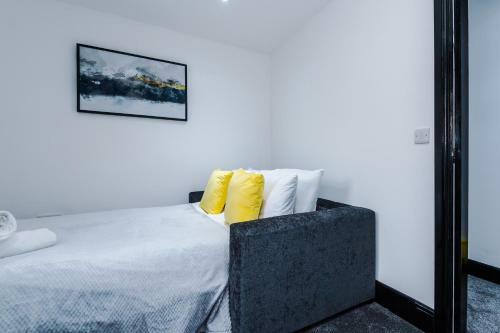Studio Three, Clarendon Apartments