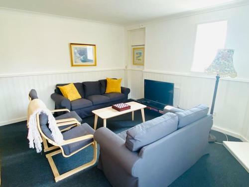 Bay View Spacious Coastal Apartment With Sea Views