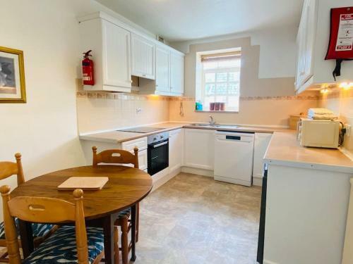 Bay View Spacious Coastal Apartment With Sea Views