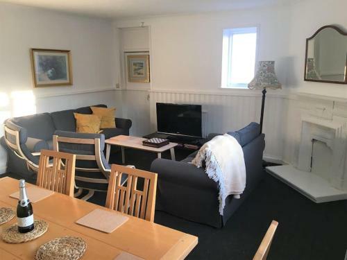 Bay View Spacious Coastal Apartment With Sea Views