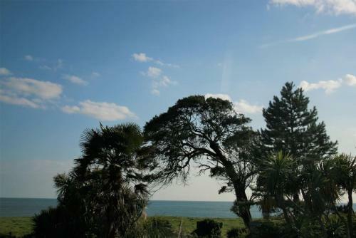 Bay View Spacious Coastal Apartment With Sea Views
