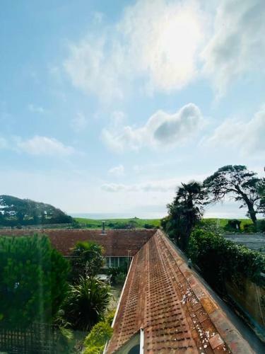 Bay View Spacious Coastal Apartment With Sea Views
