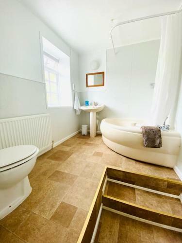 Bay View Spacious Coastal Apartment With Sea Views