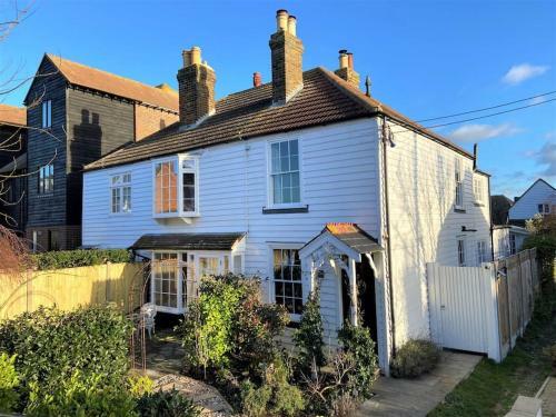 Moonstone Cottage, Moments From The Beach