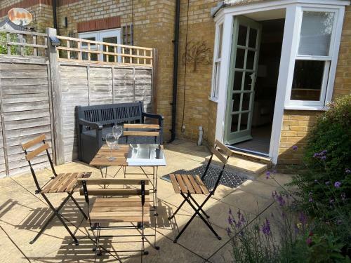 Central 2 Bed House, With Parking And Patio Garden