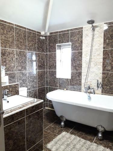 Hostal Bain Lodge, And Guests House