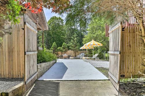 Spacious Kingston Home With Spa Room And Hot Tub!