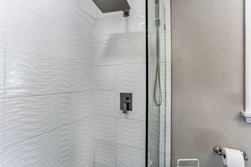 Spacious Kingston Home With Spa Room And Hot Tub!