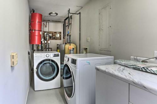 Spacious Kingston Home With Spa Room And Hot Tub!