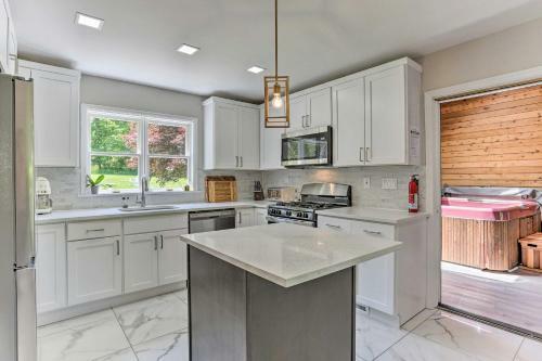 Spacious Kingston Home With Spa Room And Hot Tub!