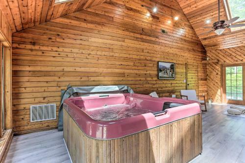 Spacious Kingston Home With Spa Room And Hot Tub!