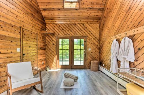 Spacious Kingston Home With Spa Room And Hot Tub!