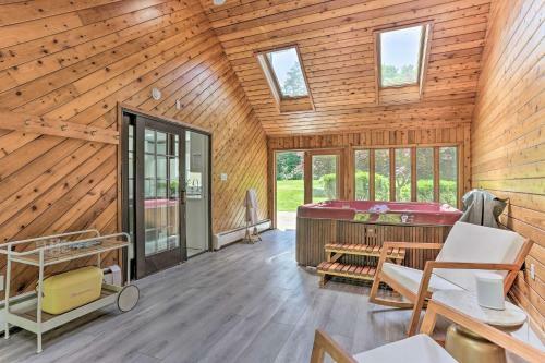 Spacious Kingston Home With Spa Room And Hot Tub!