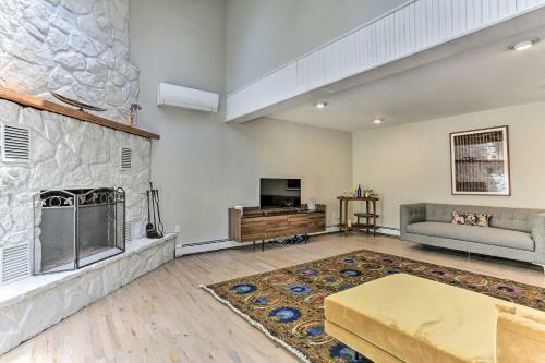 Spacious Kingston Home With Spa Room And Hot Tub!