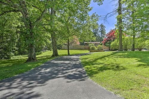 Spacious Kingston Home With Spa Room And Hot Tub!