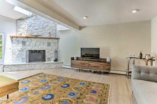 Spacious Kingston Home With Spa Room And Hot Tub!