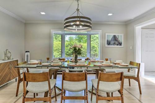 Spacious Kingston Home With Spa Room And Hot Tub!