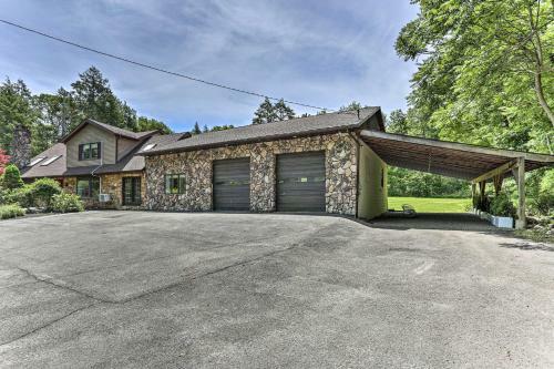 Spacious Kingston Home With Spa Room And Hot Tub!