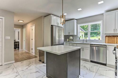 Spacious Kingston Home With Spa Room And Hot Tub!