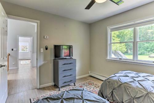 Spacious Kingston Home With Spa Room And Hot Tub!