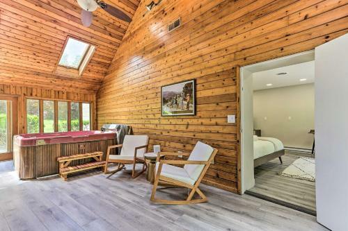 Spacious Kingston Home With Spa Room And Hot Tub!