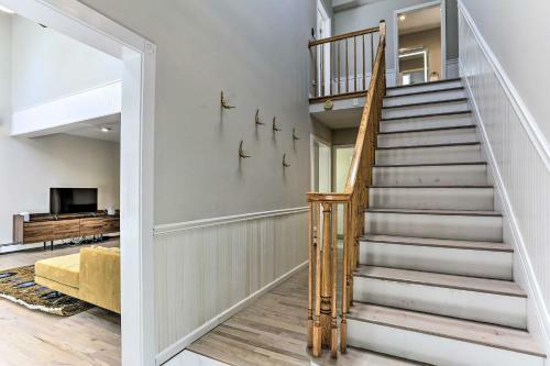 Spacious Kingston Home With Spa Room And Hot Tub!