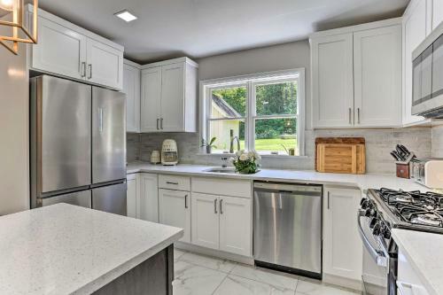 Spacious Kingston Home With Spa Room And Hot Tub!