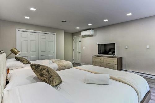 Spacious Kingston Home With Spa Room And Hot Tub!