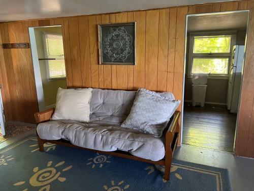 2 Bedroom Comfortable Cottage With Dock And Fantastic Lake Views