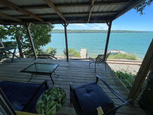 2 Bedroom Comfortable Cottage With Dock And Fantastic Lake Views