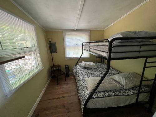 2 Bedroom Comfortable Cottage With Dock And Fantastic Lake Views