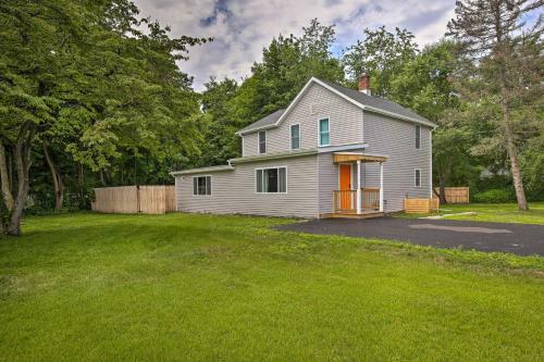 Chic Catskills Escape With Hot Tub And Fire Pit