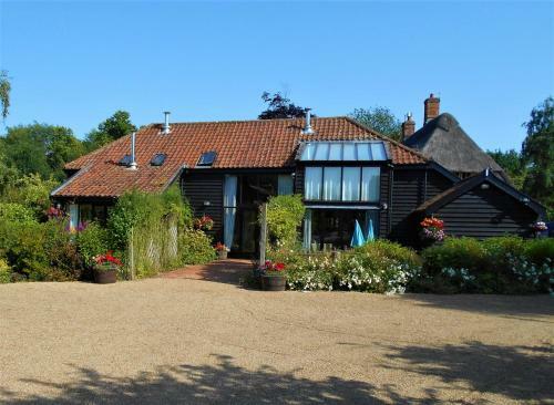 Stunning 4-bed Suffolk Barn In Brundish