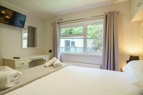 Three Trees Lodge - Hot Tub & Dog-friendly - White Cross Bay