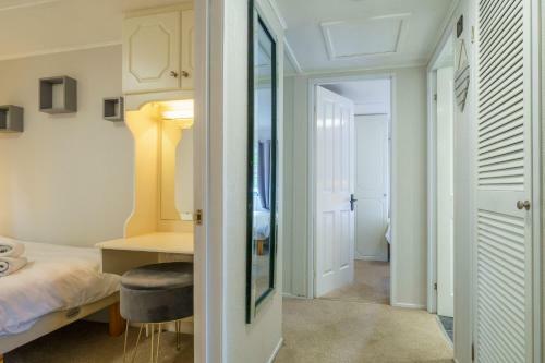 Three Trees Lodge - Hot Tub & Dog-friendly - White Cross Bay