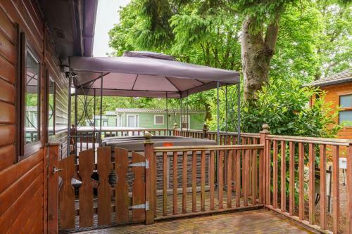 Three Trees Lodge - Hot Tub & Dog-friendly - White Cross Bay