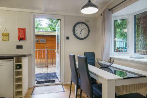 Three Trees Lodge - Hot Tub & Dog-friendly - White Cross Bay