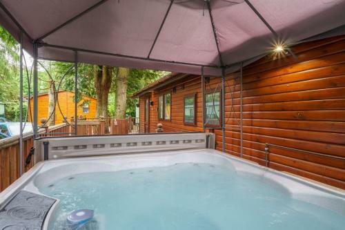 Three Trees Lodge - Hot Tub & Dog-friendly - White Cross Bay