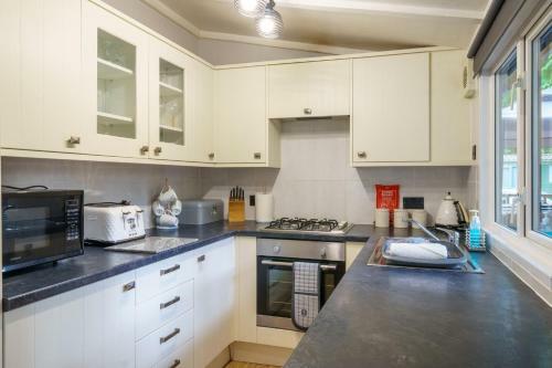 Three Trees Lodge - Hot Tub & Dog-friendly - White Cross Bay