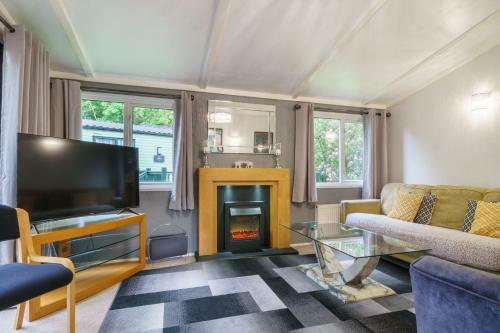 Three Trees Lodge - Hot Tub & Dog-friendly - White Cross Bay